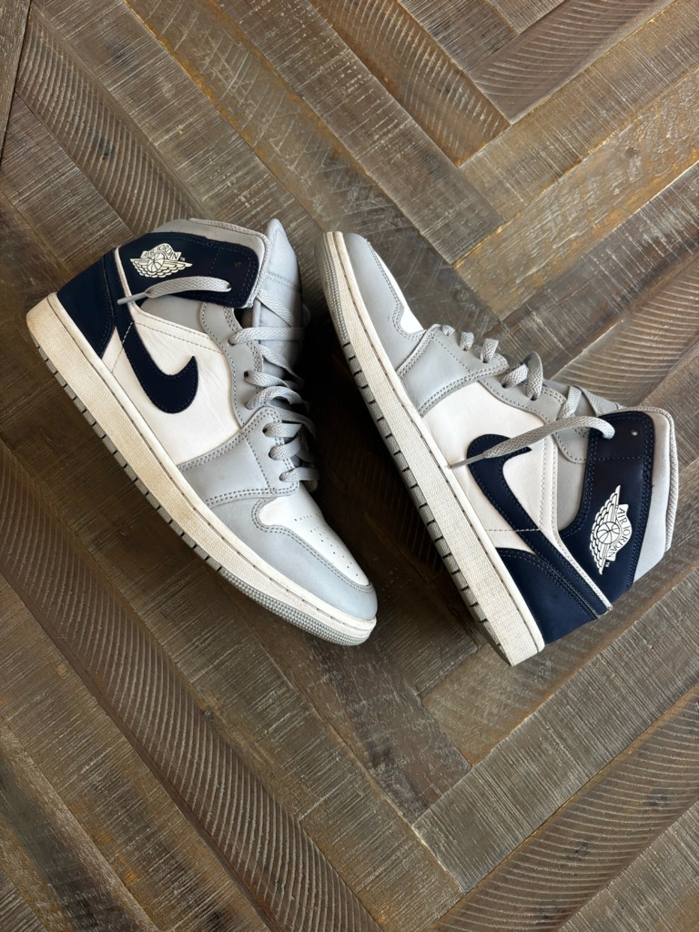 Jordan Air Jordan 1 Mid Wolf Grey Midnight Navy Leather Sneaker DQ8426-104